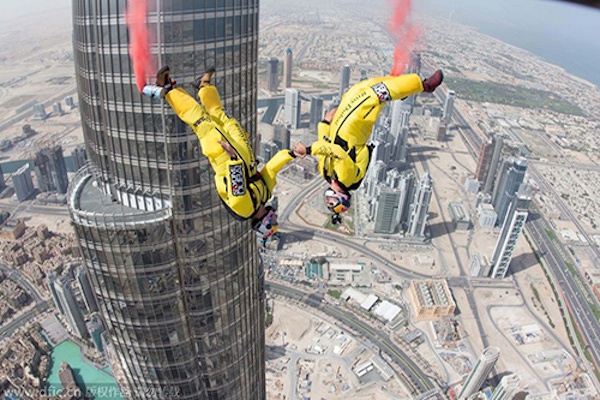 Vince Reffet và Fred Fugen gieo mình từ tòa tháp Burj Khalifa.