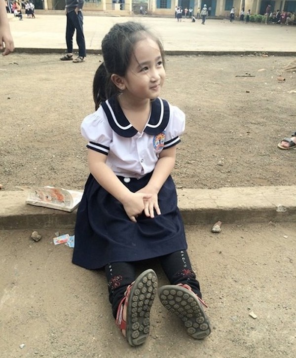 Cư dân mạng thích thú với vẻ đáng yêu của bé gái, có người còn so sánh bé với Ôn Bích Hà - diễn viên Hong Kong nổi tiếng.