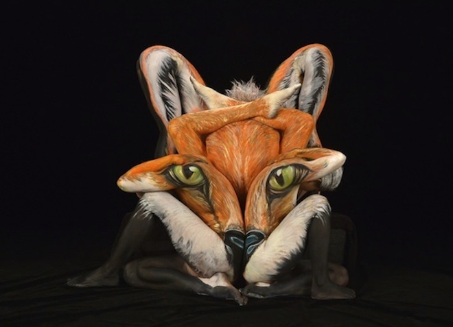 Co gai co biet tai ve tranh bien nguoi thanh con vat hinh anh