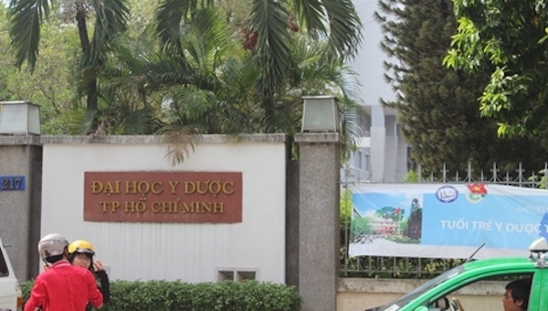 ĐH Y Dược TP.HCM cho biết, có 2 Sở Y tế Đồng Nai và Sở Y tế Bình Phước đề nghị thay sinh viên nhận bằng nên nhà trường chưa trao phát