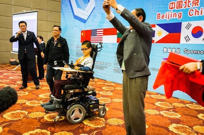 Hơn nữa, ở Trung Quốc những người bị khuyết tật như Căn Căn rất khó xin học và không có nhiều điều kiện để phát triển lành mạnh như những đứa trẻ khác. Chính vì vậy bà đã quyết định sang Mỹ định cư.