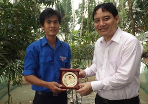 Cau lac bo thanh nien 100 trieu dong hinh anh