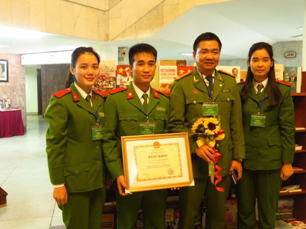 Tuyen duong SV canh sat nhan dien toi pham lua dao qua mang hinh anh