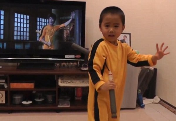 Cau be 4 tuoi duoc vi nhu ban sao nhi cua Ly Tieu Long hinh anh