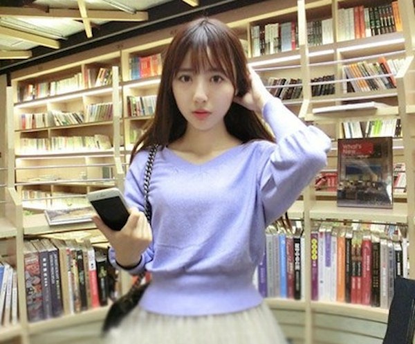 Hoa khôi Bạch Nhã Mộc là sinh viên đang theo học tại Khoa Văn học và Truyền thông, đại học nhân nhân Trung Nam, Trung Quốc. Ở cô toát lên vẻ đẹp thuần khiết, trẻ trung tràn đầy sức sống của một cô gái 9X.