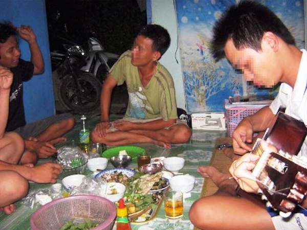 Sinh vien va vong xoay nhau nhet, 'chem gio' hinh anh