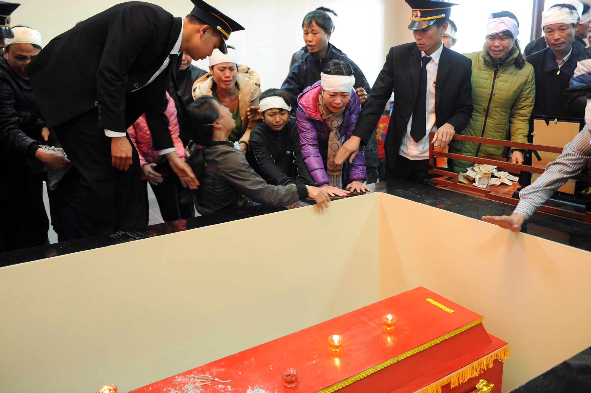 Video nguoi than khoc ngat tai le tang chi Chau Loan hinh anh