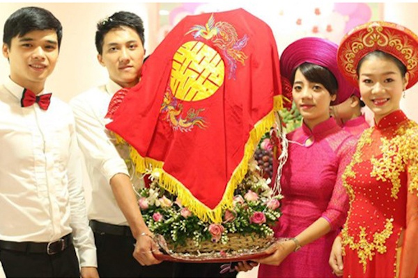 Công việc bê tráp đám cưới giúp nhiều đôi uyên ương có ngày lễ trọn vẹn.