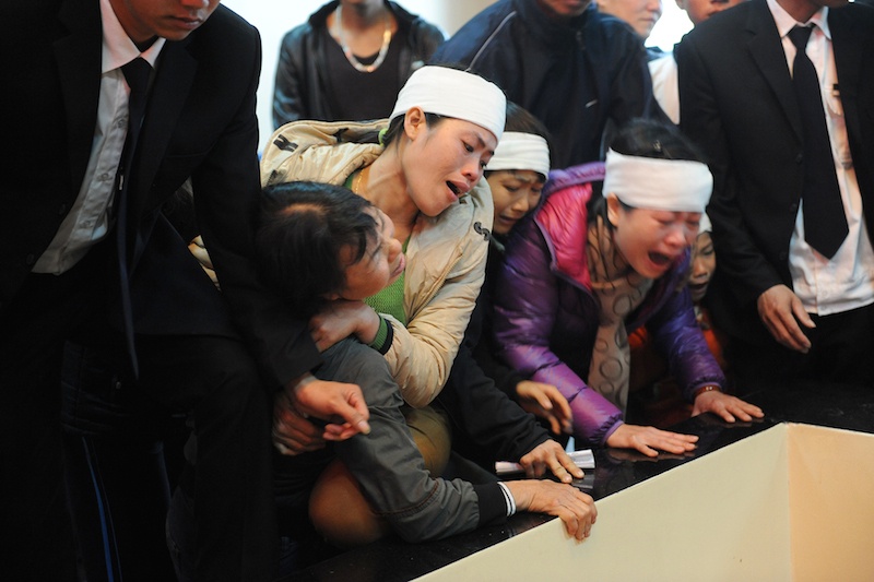 Le tang dam nuoc mat cua co dau trong dam cuoi co tich hinh anh