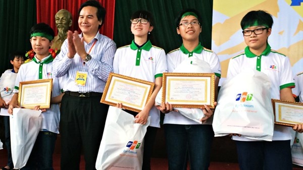 Hoàng Đức Thuận (ngoài cùng bên phải) thi đấu cùng các bạn trong đội tuyển.