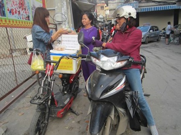 Sau hơn hai tháng bán hàng, Linh đã có những vị khách quen.
