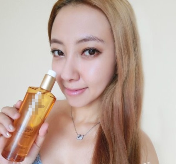 Hot girl bán hàng Tùng Quả Nhi.