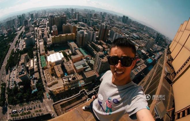 Chang trai lieu mang de selfie hinh anh