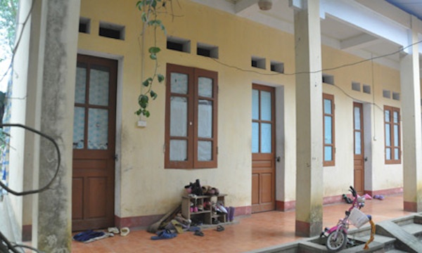 Hiện vợ chồng thầy Cương, cô Xuân sống trong khu nhà công vụ của trường. Mọi sinh hoạt của 4 con người chỉ gói gọn trong diện tích hơn 20 m2.