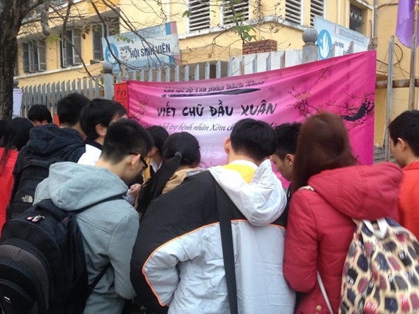 Nhiều bạn trẻ đến xin chữ.