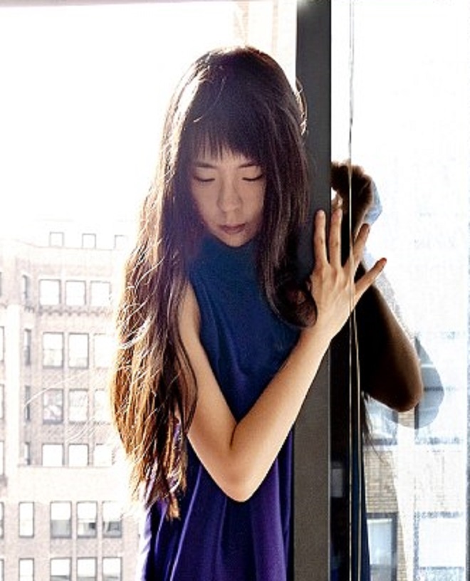 Jun Ahn đã làm việc tại New York, Mỹ sau đó cô chuyển về sống ở Hàn Quốc.