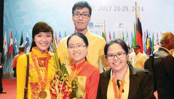 Phạm Ngân Giang (thứ 2 từ trái sang), cùng các thành viên đội tuyển Olympic quốc tế 2014.