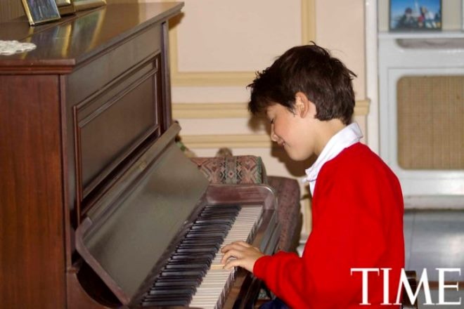 Nick (11 tuổi) tập đàn piano trong bộ đồng phục bóng bầu dục trước trận đấu sáng thứ 7.