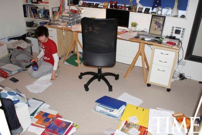 Hình ảnh Nick (13 tuổi) đang học bài. Cậu dành nhiều tháng đề ôn tập và cuối cùng đã dành được một suất học bổng của trường đại học King’s, Wimbledon.