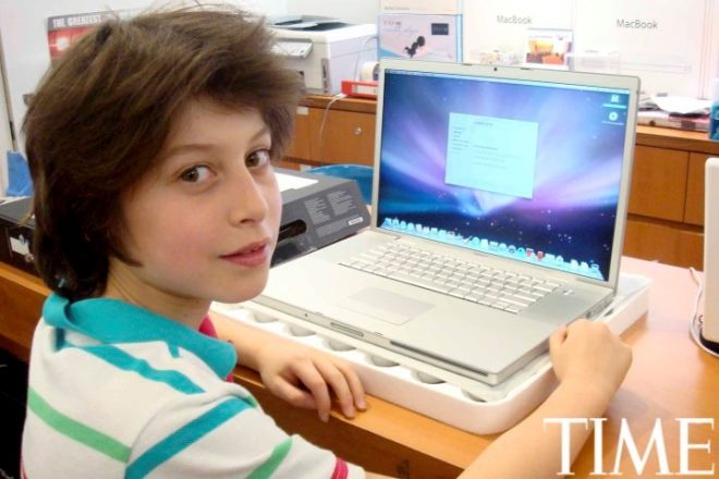 Nick (13 tuổi) và chiếc máy tính Macbook Pro thứ 2 của cậu.