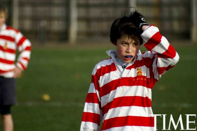 Nick (13 tuổi) chơi bóng bầu dục.