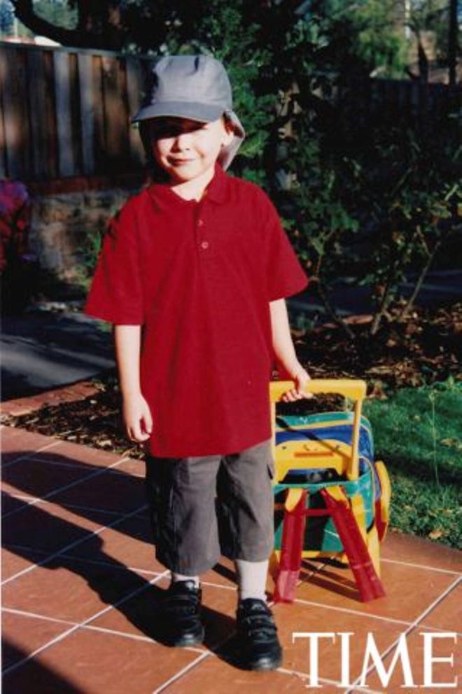 Ngày đầu tiên tại trường mẫu giáo của Nick. Câu vẫn nhớ luật “không mũ, không chơi” ở trường yêu cầu tất cả các học sinh đều phải đội mũ khi chơi ngoài trời để tránh nắng.