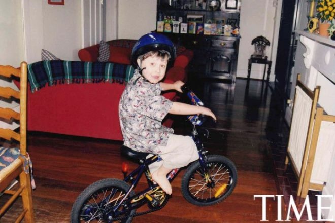 Nick (5 tuổi) và món quà Giáng sinh của cậu. “Chiếc xe thật bé, cháu được phép đạp xe khắp nhà”.