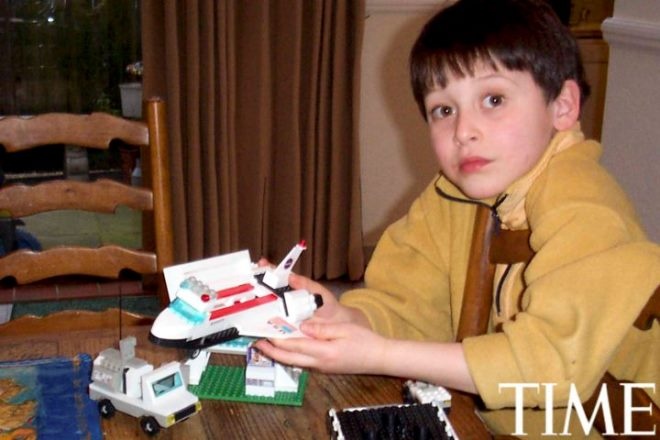 Nick (8 tuổi) yêu thích khám phá về vũ trụ và bắt đầu lắp ráp các mô hình tàu vũ trụ bằng Lego.