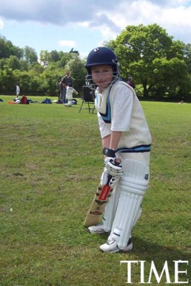 Nick (10 tuổi) chơi Cricket.
