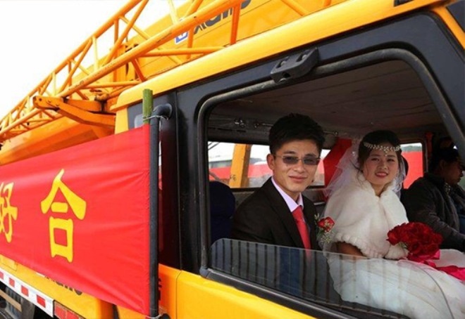 Cô dâu ngồi trên chiếc xe tải cần cẩu khổng lồ trên đường về nhà chồng