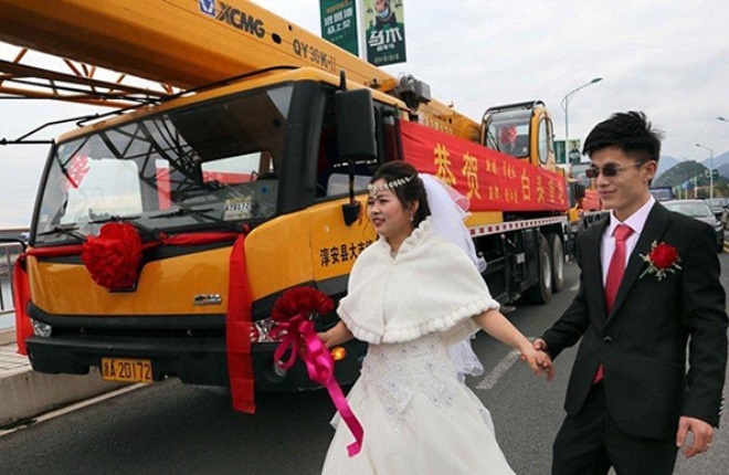 Chú rể Xie và cô dâu tay trong tay.