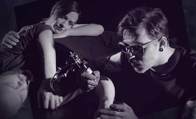 Hình ảnh nghệ sĩ xăm hình Chaim Machlev khi đang làm việc ( hình ảnh FB nhân vật)