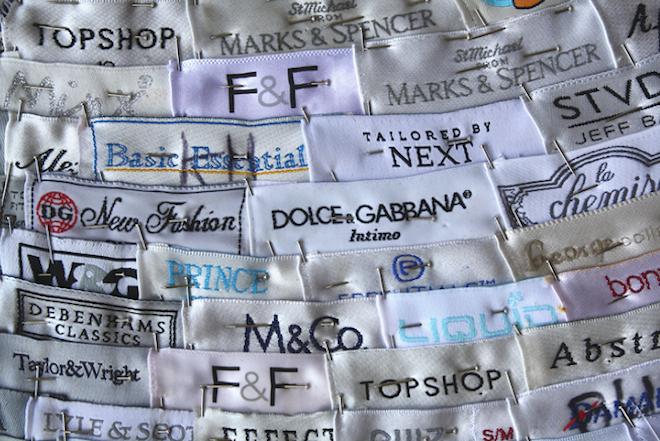 Bà đã kết thúc bằng cách sử dụng khoảng 2.000 nhãn hiệu. Kết quả đối lập lại trên nền đen, chú thỏ màu đỏ và màu tím sống động tựa như đang nhảy trên không trung.