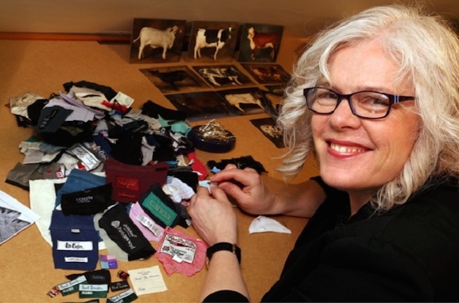 Hiện nghệ sĩ Joy Pitts đang sinh sống tại Nottingham, Vương quốc Anh.