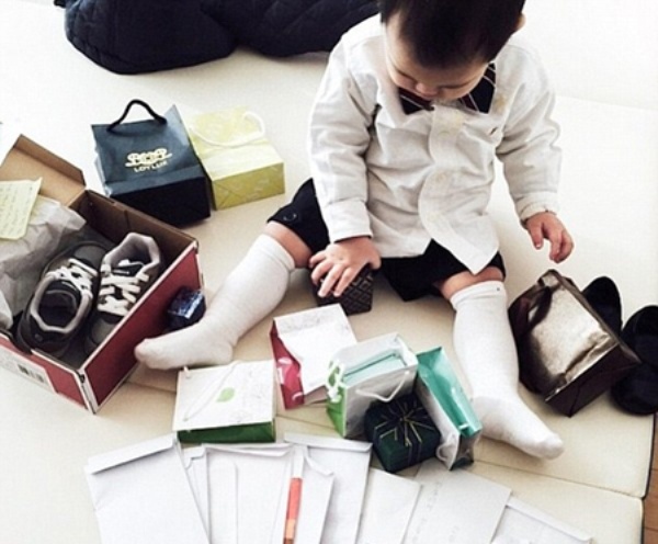 Ngoài những ý kiến bày tỏ sự ngưỡng mộ trước cuộc sống giàu có của những gia đình đại gia này, khá nhiều người lại lên tiếng cho rằng việc chiều chuộng và cung cấp cho con cái cuộc sống quá xa hoa ngay từ khi con còn nhỏ thực ra không phải là cách giáo dục hiệu quả cho con.