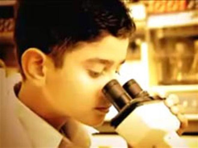 Akrit Jaswal, thực hiện thành công ca phẫu thuật khi mới 7 tuổi. (nguồn incrediblepeopleinspire)