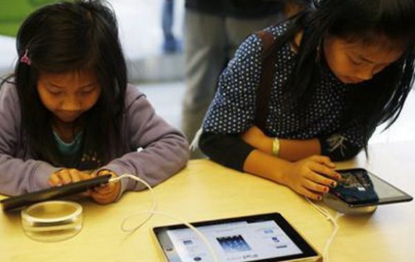 Dai Loan cam tre em dung iPad hinh anh