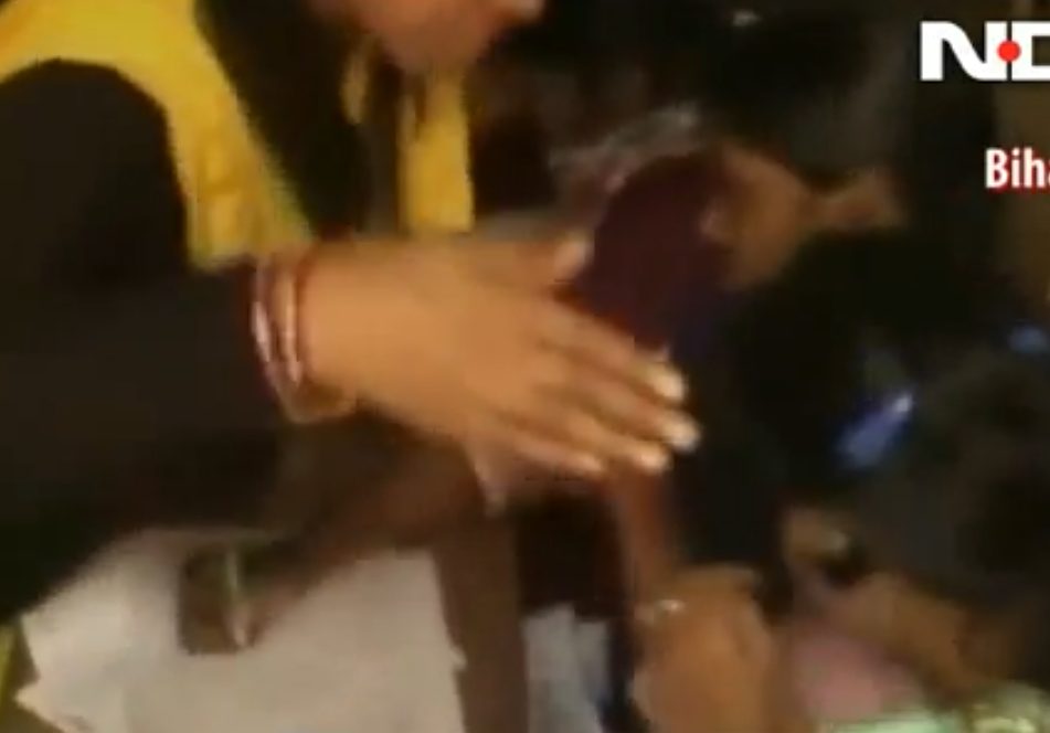 Co giao tat nu sinh ngay tai phong thi hinh anh