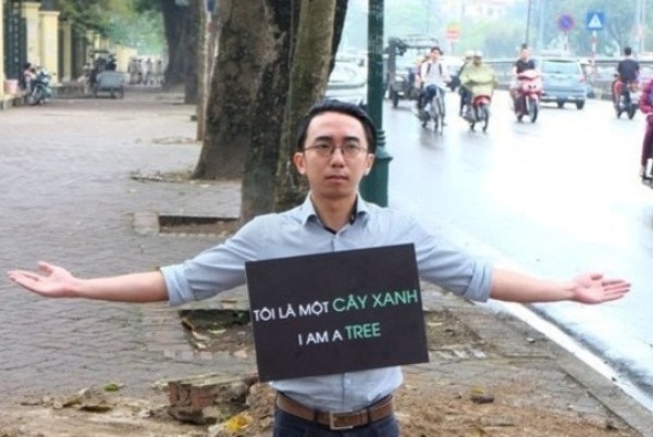 Hành động của nam thanh niên gây sự chú ý từ nhiều người
