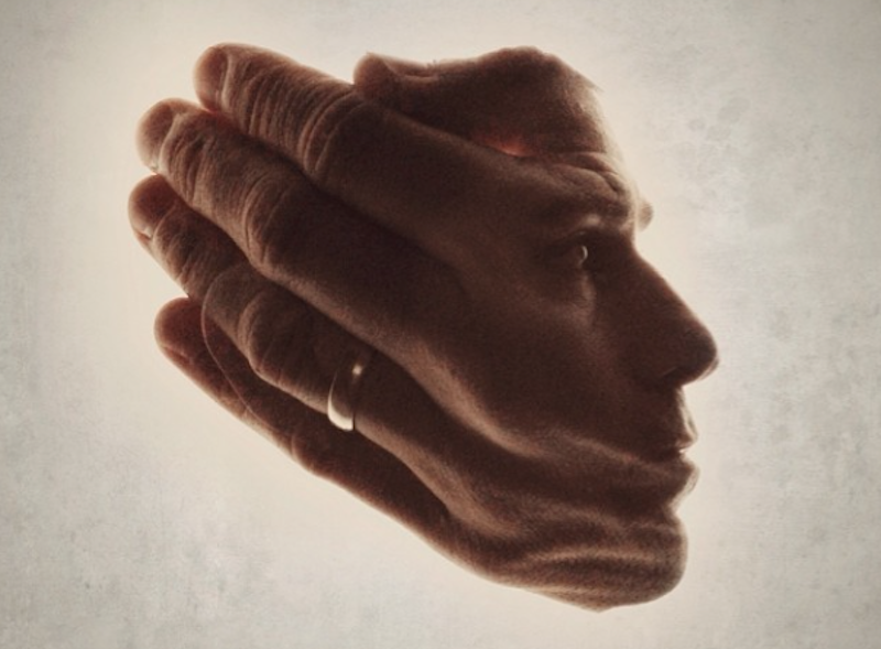 Phần lớn các bức ảnh đều mang sắc thái ảm đạm, u buồn.