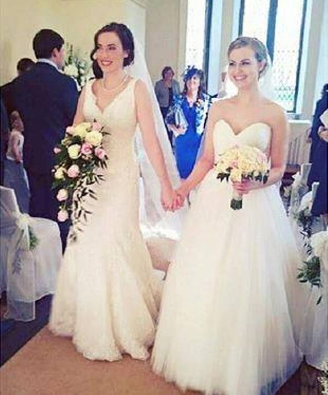 Hai cô gái đã bay đến New York (Mỹ) để sắm hai bộ váy cưới lộng lẫy.