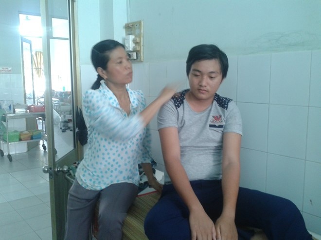 Them hoc sinh bi danh hoi dong phai nhap vien hinh anh
