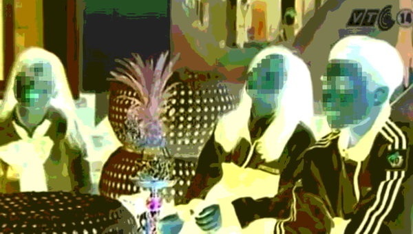 Hình ảnh học sinh Hà Nội hút shisha được phát trên kênh VTC14.