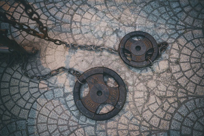 Những miếng tạ được buộc xích vào ghế tập để đảm bảo, ngày mai quay lại, họ vẫn còn dụng cụ.