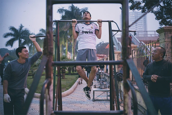 Nằm tại ngã tư Láng Hạ - Huỳnh Thúc Kháng, công viên Gandi có một góc nhỏ với những dụng cụ đơn sơ như xa đơn, xà kép, vài quả tạ để người dân được tập luyện miễn phí.