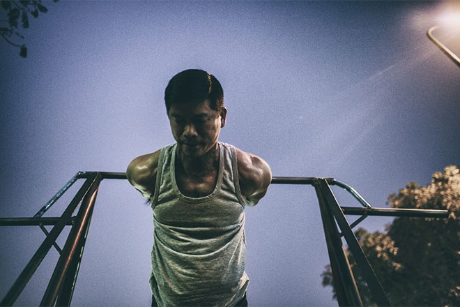 Người đàn ông này ở gần đây, anh ra công viên hằng ngày để tập chạy, tập thể hình trong không gian trong lành của bầu trời.