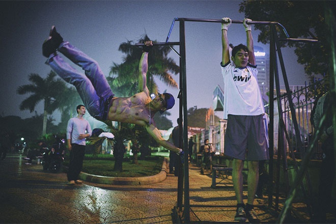 Phòng tập ngoài trời này không chỉ thu hút người dân sinh sống tại khu vực này, mà còn lôi kéo được cả những cán bộ nhân viên làm việc tại những toà nhà xung quanh.