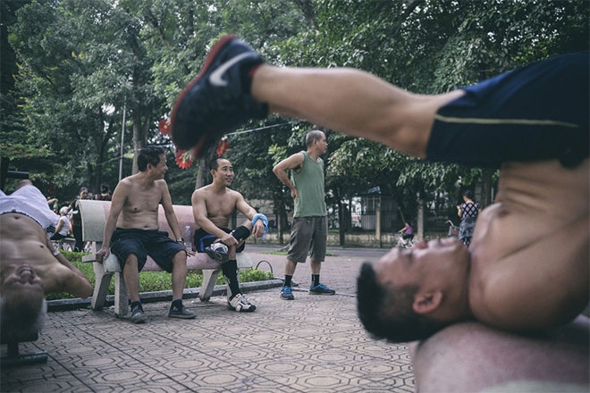 Nếu thanh niên thích nâng tạ để phát triển cơ bắp thì những người đàn ông lớn tuổi thường chú trọng vào phần bụng. Đối với họ, bên cạnh việc tập luyện, được hít thở không khí trong lành của buổi sớm và được giao lưu trò chuyện với nhau khiến họ muốn tới đây mỗi buổi bình minh.