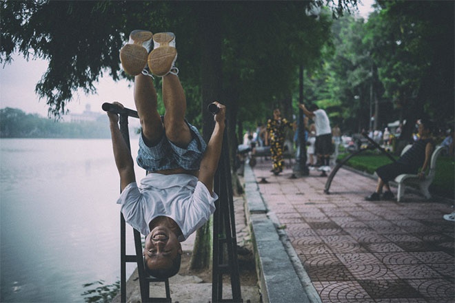 Khu vực hồ Gươm có lẽ là nơi quy tụ đông người tập thể dục nhất Hà Nội. Lặng lẽ tại một góc hồ là những con người nhào lộn trên xà kép hay đang hì hục đẩy tạ...
