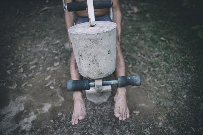 Do không có điều kiện đầu tư mua tạ và dụng cụ chuyên dụng, những người đàn ông này cùng nhau đúc những khối bêtông thay tạ.